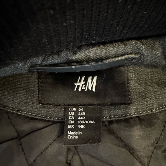 H&M men’s coat side 44R but I wear 40r and fits well - Picture 2 of 2